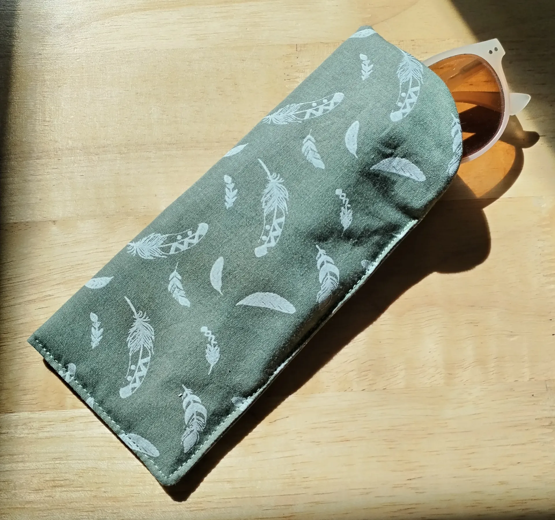 Etui à lunettes vert/plumes
