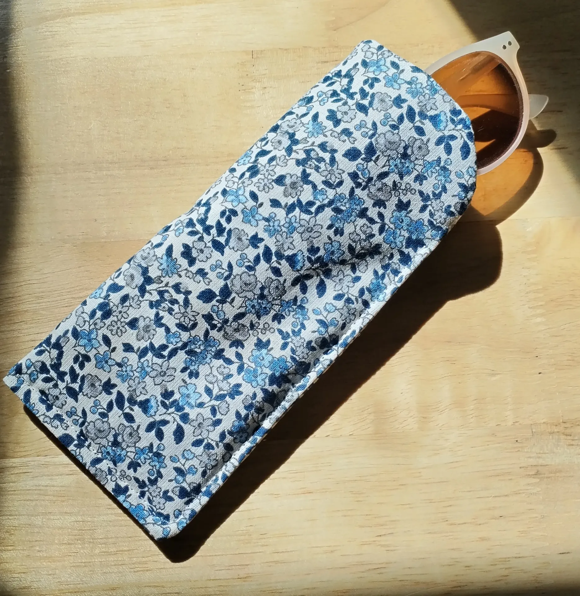Etui à lunettes fleurs bleues